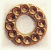 Ornamento de latón en forma circular
