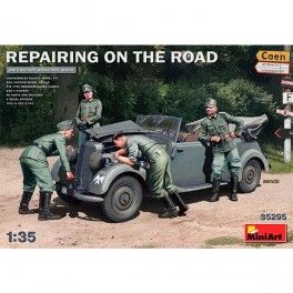 Coche + figuras reparación en la calle del Mercedes Typ 170V  Incluye 4 figuras militares en miniatura de la II Guerra Mundial.