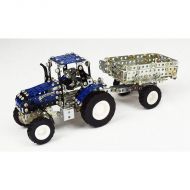 Tractor New Holland azul con remolque de metal